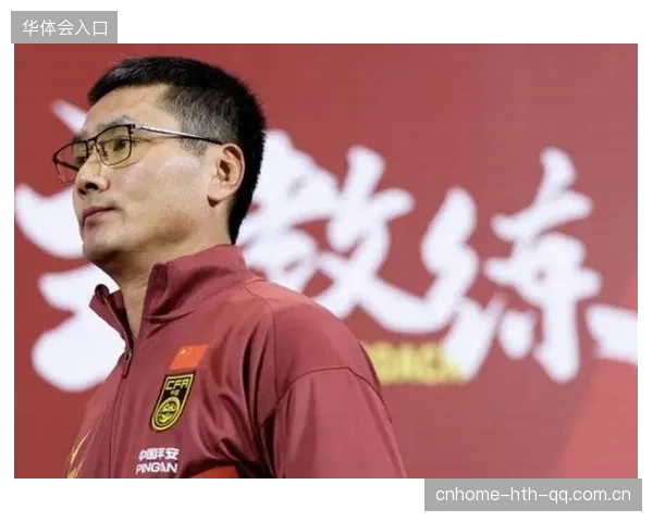 国足疑似学习恩氏大巴黎开球战术，却直接踢给对手——中国足球的“失误”与“创新”背后的真相